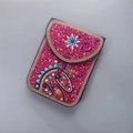 Petit sac bandoulière bohème en perles roses avec motifs de fleurs et broderies - Cheval Rose Rouge