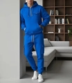 Detalle de chándal azul brillante con sudadera de media cremallera y pantalón cargo - Azul