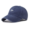 Gros plan sur la broderie cartes de poker de la casquette baseball en coton bleu marine - Réglable / Poker Ace Bleu Marine