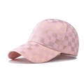 Detalle de gorra de béisbol rosa con patrones de cuadros dorados y acabado satinado - Ajustable / Ajedrez Rosa Metálico