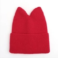 Detailansicht der roten Rippstrick-Textur und das süße Katzenohr-Design der Wintermütze - M (56-58cm) / Rot