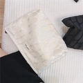 Détail du tissu jacquard géométrique texturé et étiquette simple wish sur la pochette - Blanc