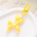Dettaglio di un portachiavi a forma di cane palloncino giallo con chiusura in metallo - Giallo