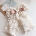 Détail du nœud papillon en mousseline beige et centre rose au style rétro français - Nœud à serpentins beige