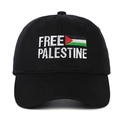 Gros plan de la broderie Free Palestine sur une casquette de baseball en coton noir - Réglable / Noir
