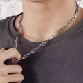 Collana a graffetta in acciaio inossidabile lucido per uomo su una maglietta grigia - 45cm / Argento
