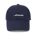 Dettaglio del ricamo sienne su cappellino da baseball in twill di cotone blu navy - Regolabile / Blu navy