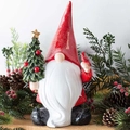Figurine de Père Noël en résine avec barbe blanche et bonnet rouge tenant un sapin vert - Gnome Père Noël / 11*8*17.5cm
