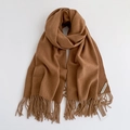 Morbida sciarpa minimalista in finta cashmere color cammello con frange decorative - Cammello Scuro
