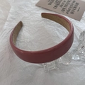 Detalle de la diadema ancha de cuero PU rosa con forro interior antideslizante - Rosa