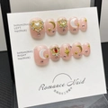 Kurze Kunstnägel Set mit Sailor Moon Anhängern und rosa Jelly-Basis auf Karte - Extra Klein (XS)
