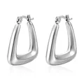 Dettaglio di orecchini a cerchio a trapezio in acciaio inox con finitura lucida - Orecchini Cavi a Triangolo in Acciaio (MS-006)
