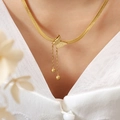Elegante collana a catena serpente dorata con pendente a farfalla opaca e lunghe nappe - 40+5cm / Oro