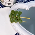 Divertida pinza para el pelo con nudo de alga verde sobre espejo blanco de corazón - Brocheta de Algas