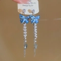 Dettaglio degli orecchini a farfalla in cristallo blu con frange argentate e perle bianche - Argento-Blu (11# Perno per orecchini in argento - Argento-Blu)
