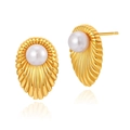 Orecchini vintage in ottone placcato oro 18K con texture a conchiglia e perle bianche - Orecchini a bottone con perla a trama conchiglia radiale-KE0760