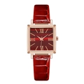 Détail du boîtier carré en or rose avec chiffres romains et bracelet en cuir rouge - Rouge