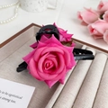 Elegante pinza per capelli con una grande rosa di stoffa rosa su base in plastica - Rosa