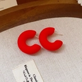 Détail de boucles d'oreilles créoles C rouge mat sur fond de tissu texturé vintage - 23# Tige en argent-Rouge-Rond