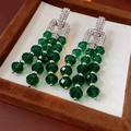 Dettaglio orecchini vintage con nappe di cristallo verde scuro e strass brillanti - Stile Nappa in Cristallo Verde (WE1802) / Perno per orecchini in argento-Verde
