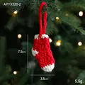 Ciondolo natalizio a forma di calza rossa fatto a mano all'uncinetto sull'albero di Natale - Stile Calza di Natale