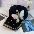 Casquette noire avec papillon en paillettes, fleurs et anneaux métalliques - Réglable / Style de Tissu Papillon Noir avec Anneaux