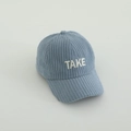 Détail de la texture en velours côtelé bleu et de la broderie TAKE sur la casquette enfant - 50-52cm (2-5 Ans) / TAKE - Bleu