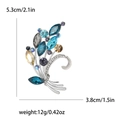 Détails de la broche fleur avec dimensions 5,3cm x 3,8cm et cristaux multicolores - Couleurs Mélangées (4308-BL)