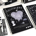 Dettaglio di un taccuino a spirale nero opaco con cuore metallico e design di David - Cuore di Cristallo