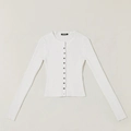Detail van wit geribd gebreid vest met knoopsluiting en zwart merklabel in de nek - S / Wit