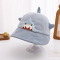 Dettaglio del cappello in maglia per neonati a tema squalo con pinne 3D e ricamo squalo - 50cm (1-3 anni) / Squalo Blu