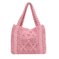 Borsa a mano in maglia rosa con motivi a treccia e manici intrecciati su sfondo bianco - Rosa