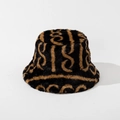 Detalle de textura de felpa gruesa a rayas en el gorro de pescador de piel sintética - M (56-58cm) / Tostado