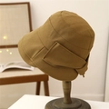 Klassischer khaki Sonnenhut mit breiter Krempe und Schleife auf einem Holzständer - M (56-58cm) / Camel