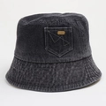 Détail d'un chapeau bob en denim gris foncé avec mini poche et logo métallique doré - Taille Unique (58cm) / Noir