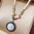 Detalle del collar étnico con cuentas de piedra jaspeada blanca y colgante de plata - Estilo de Textura de Mármol Blanco / Blanco