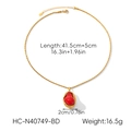 Détail du collier de perles baroques avec pendentif rouge et chaîne dorée de 16,3 pouces - Collier Pendentif Pierre Rouge Irrégulière Dorée (HC-N40749-BD)