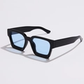 Gafas de sol cuadradas modernas con montura gruesa negra y lentes azul claro - Montura Negra Azul