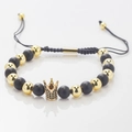Dettaglio di bracciale intrecciato regolabile con perle nere e ciondolo corona dorata - Perline Nere Opache / Corona Dorata / Zircone Nero / Nero