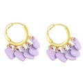 Détail de boucles d'oreilles créoles dorées avec cinq breloques cœurs violets suspendus - Violet