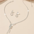 Silbernes Brautschmuck-Set mit Fransen-Knotenkette und funkelnden Tropfenohrringen - Geknotete Quasten-Stil