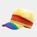 Dettaglio della visiera a righe arcobaleno con divertenti capelli finti gialli - Regolabile / Parrucca Gialla