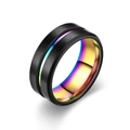 Détail d'une bague en acier brossé noir avec une rainure aux couleurs de l'arc-en-ciel - Taille 7 / Multicolore et Noir