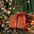 Braune geflochtene Rattankiste mit festlichen roten und grünen Bändern für Weihnachten - Klein / Weihnachts Tee Brauner Korb (Leer)