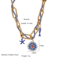 Detail eines Edelstahl-Armbands mit blauem Webseil sowie Seestern- und Fisch-Anhängern - Armband / Blaues Armband (Style 5)