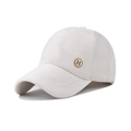 Dettaglio del cappello beige in maglia con fibbia metallica dorata e logo H raffinato - Regolabile / Bianco