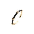 Détail d'une bague dorée ajustable avec émail noir et deux petits oxydes de zirconium - Ouvert Réglable / Noir