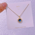 Dettaglio della collana con ciondolo pianeta stellato oro con pietra blu e zirconi bianchi - Universo Blu Stellato (XK0015)