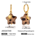 Dettaglio orecchini a stella in acciaio inossidabile 18K con stampa leopardata e ciondoli sole - Stile Stella Leopardata Sole Luna (JDE0207049)