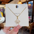 Gouden titanium stalen ketting met een vijfbladige bloemhanger en witte parelmoer - Vijfblads Bloem Parel Hanger / Goud